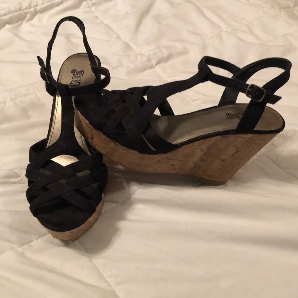 Black wedges